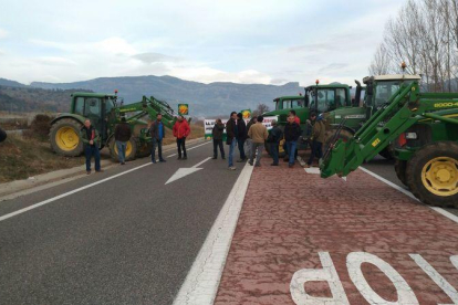 Els pagesos tallen tres carreteres lleidatanes per les retallades i els danys de la fauna salvatge