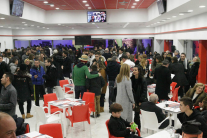 Centenars de persones van visitar ahir el nou kàrting 'indoor' d'Alpicat el dia de la seua inauguració.