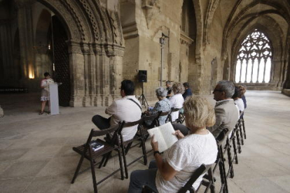 Gairebé una vintena de persones van participar ahir al claustre de la Seu Vella en la lectura en veu alta.