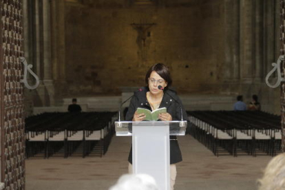 Gairebé una vintena de persones van participar ahir al claustre de la Seu Vella en la lectura en veu alta.