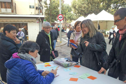 El Fòrum d’Opinió Femení va convidar el públic del Correllengua a escriure petits poemes al carrer.