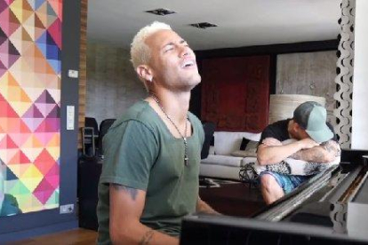 Neymar cantant.