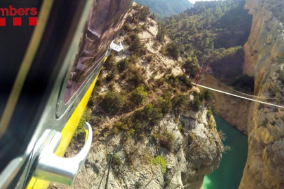 Imagen del helicóptero acercándose ayer a Mont
-rebei para rescatar a un joven indispuesto.