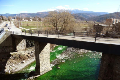 El río Valira, teñido de verde en La Seu d'Urgell