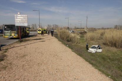 Accident entre un cotxe i un autobús a Lleida, a la rotonda de l'avinguda Victoriano Muñoz amb Camí de Picos, a la altura de Fira de Lleida.