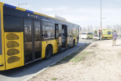Accidente entre un coche y un autobús en Lleida, en la rotonda de la avenida Victoriano Muñoz com Camí de Picos, a la altura de Fira de Lleida.