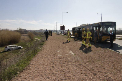 Accident entre un cotxe i un autobús a Lleida, a la rotonda de l'avinguda Victoriano Muñoz amb Camí de Picos, a la altura de Fira de Lleida.