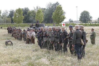 Unos 200 figurantes de grupos llegados de España y Francia recrean en Artesa de Lleida una de las batallas de la Guerra Mundial