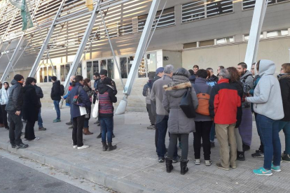 Membres del Comitè de Defensa de la República a Lleida, reunits a les 8 del matí al Barris Nord.