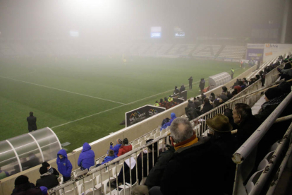 Imatges del Lleida Esportiu - Badalona, un partit jugat enmig d'una intensa boira