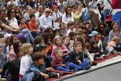 Miles de visitantes disfrutan de los espectáculos de payasos.