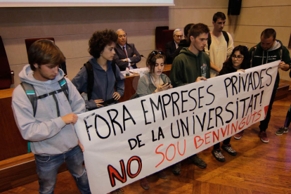 Imatges del boicot de 8 estudiants a un acte de la UdL