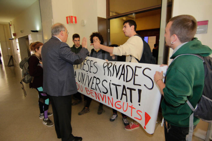 Imatges del boicot de 8 estudiants a un acte de la UdL