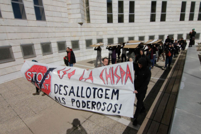 Imatges de la protesta del casal La Chispa a Lleida