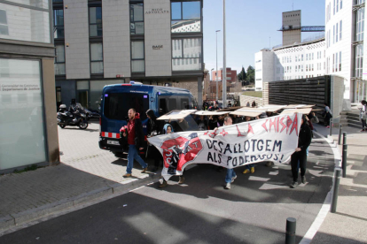 Imatges de la protesta del casal La Chispa a Lleida