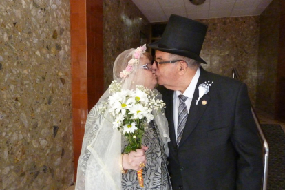 Felicita els teus familiars i amics pel seu aniversari, sant, casament enviant fotos a cercle@segre.com