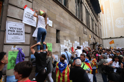 Imatges de la manifestació d'ahir dijous a la tarda que va acabar empaperant la Paeria de Lleida.