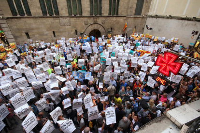 Imatges de la manifestació d'ahir dijous a la tarda que va acabar empaperant la Paeria de Lleida.