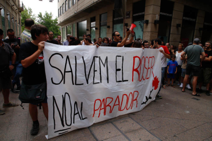 Imatges de la manifestació al carrer Cavallers contra el parador del Roser de Lleida