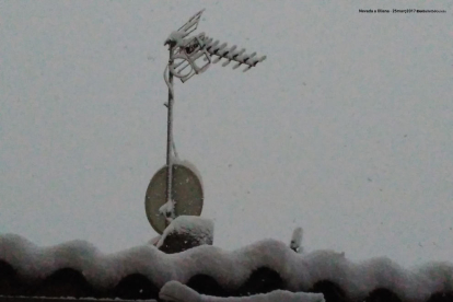 Abans de les 8h del matí la neu de la nevada primaveral s'anava acomulant, en teulades i en antenes tot provocant diversos talls durant el dia. Des d'Oliana.
