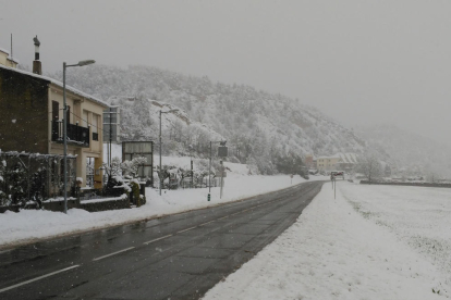 A mig matí de dissabte, encara seguia la nevada primaveral a Oliana, juntament amb una mica de boira. A la foto la sortida d'Oliana direcció a Ponts.