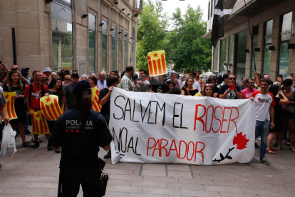 Imatges de la manifestació al carrer Cavallers contra el parador del Roser de Lleida