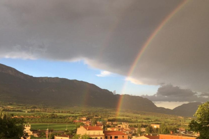 A l'abril, aigües mil. Després de l'aiguat d'avui, l'arc de Sant Martí s'aixeca sobre la verdor de la Vall d'Àger!