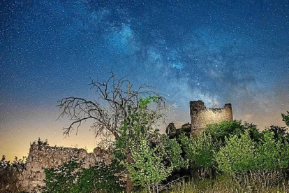 Aquest dissabte, el grup de fotografia nocturna ens vam desplaçar fins a les restes del castell d'Aguilar de Bassella, aprofitant que no hi havia lluna, vam poder gauidir d'una bona via làctea.