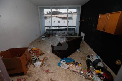 Un bloc de pisos de Cappont, amb okupes i arrasat