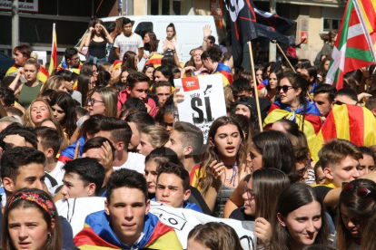 Un miler d'estudiants es manifesten a Lleida ciutat en defensa del referèndum.