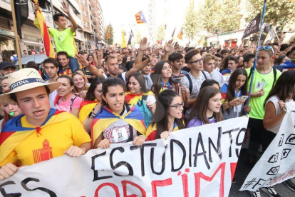 Un millar de estudiantes se manifiestan en Lleida ciudad en defensa del referéndum.