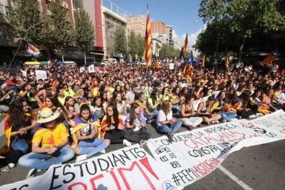 Un millar de estudiantes se manifiestan en Lleida ciudad en defensa del referéndum.