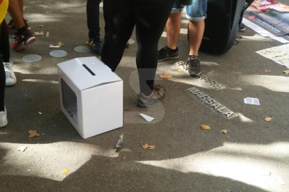Una urna de cartón este mediodía delante del Rectorado, antes de la manifestación.