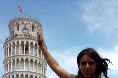 Sostenint la Torre de Pisa, després d'atipar-se de pasta i pizza