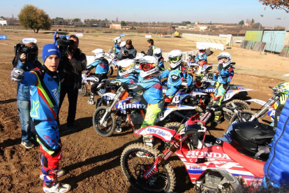 Allianz Junior Motor Camp al circuit de Rufea, a Lleida, on una vintena de joves promeses aprenen al costat de l'hexacampió.