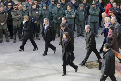 Familiares, compañeros del cuerpo y diferentes representantes políticos y sindicales encabezadas por el presidente Puigdemont dan el último adiós a las víctimas del doble homicidio