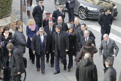 Familiars, companys del cos i diferents representants polítics i sindicals encapçalades pel president Puigdemont donen l'últim adéu a les víctimes del doble homicidi