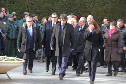 Familiars, companys del cos i diferents representants polítics i sindicals encapçalades pel president Puigdemont donen l'últim adéu a les víctimes del doble homicidi