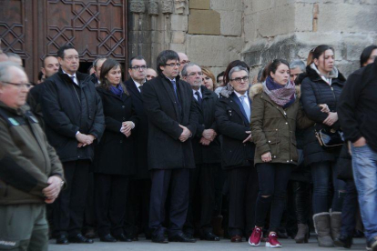Familiares, compañeros del cuerpo y diferentes representantes políticos y sindicales encabezadas por el presidente Puigdemont dan el último adiós a las víctimas del doble homicidio
