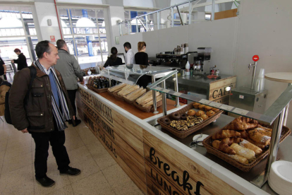 Imatges de la nova cafeteria de l'estació de trens de Lleida