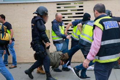 Imatges de les intervencions de Policia Nacional i Guàrdia Civil en col·legis electorals de Lleida.