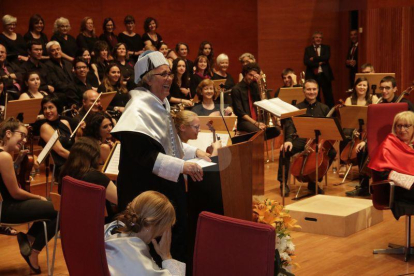 Joan Manuel Serrat va ser investit aquest dimecres doctor 'honoris causa' en un acte que va deixar petit l'Auditori Enric Granados