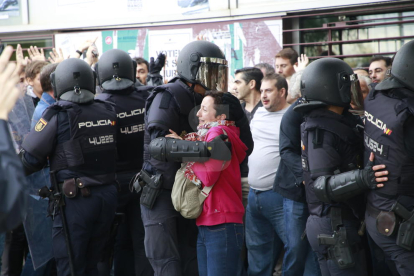 Imatges de les intervencions de Policia Nacional i Guàrdia Civil en col·legis electorals de Lleida.