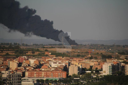 Espectacular incendi de residus a l'exterior d'una nau als afores de Lleida al costat de la N-240