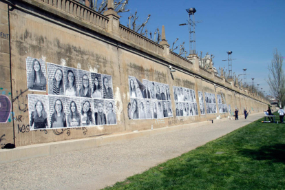 El muro de la canalización muestra más de un centenar de grandes retratos de felicidad para contagiar Lleida