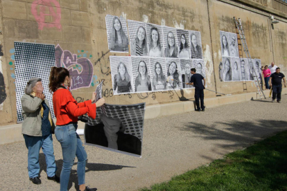 El mur de la canalització muestra més d'un centenar de grans retrats de felicitat per contagiar Lleida