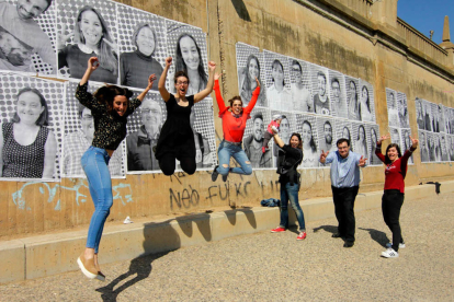 El mur de la canalització muestra més d'un centenar de grans retrats de felicitat per contagiar Lleida