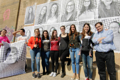 El muro de la canalización muestra más de un centenar de grandes retratos de felicidad para contagiar Lleida