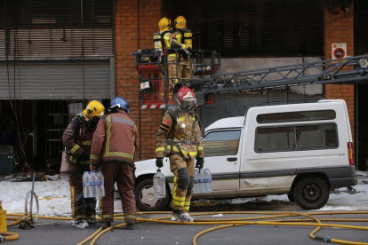 El foc, en un magatzem, ha obligat a desallotjar un supermercat i un bloc de pisos.