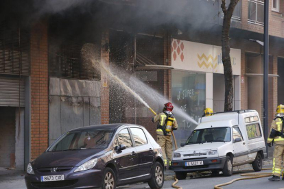 El foc, en un magatzem, ha obligat a desallotjar un supermercat i un bloc de pisos.